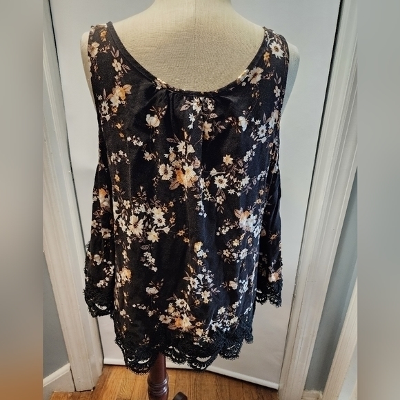 Jeans By Buffalo‎ Cold Shoulder Black Floral Lace Top Large - Picture 2 of 12